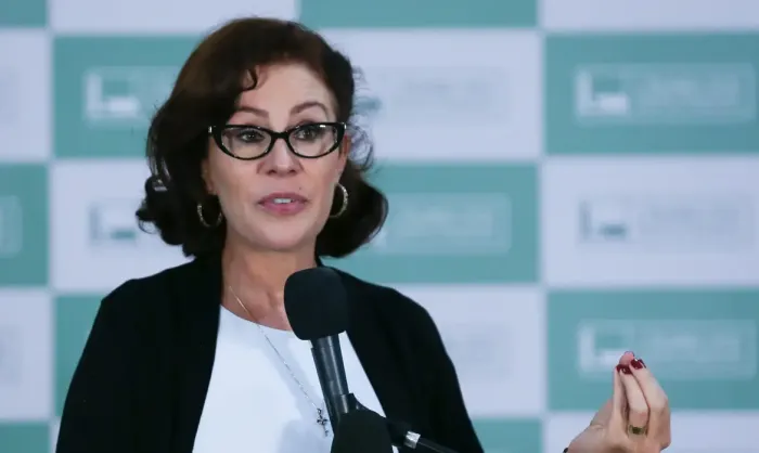 Deputada Carla Zambelli, condenada pelo STF, deixa o Brasil