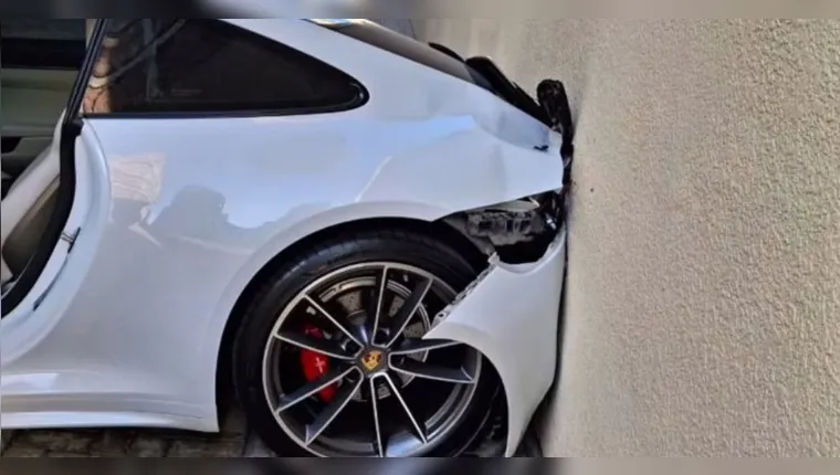 Vídeo: criança entra em Porsche, engata ré e destrói veículo