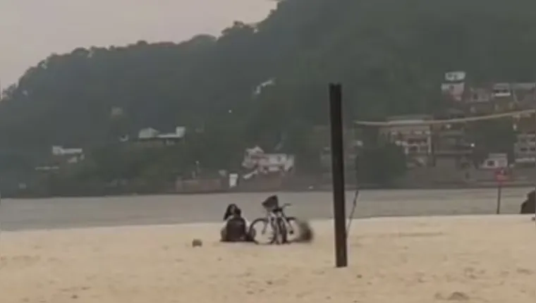 Casal é flagrado fazendo sexo ao lado de criança em praia